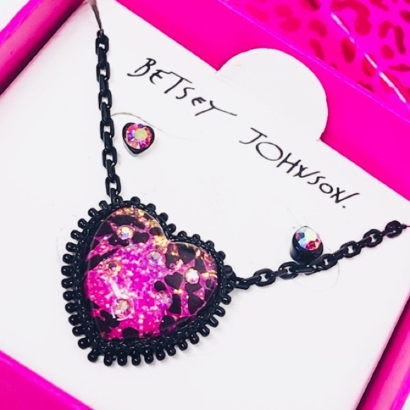 New Betsey Johnson Heart Pendant & Earrings Set - Picture 3 of 15